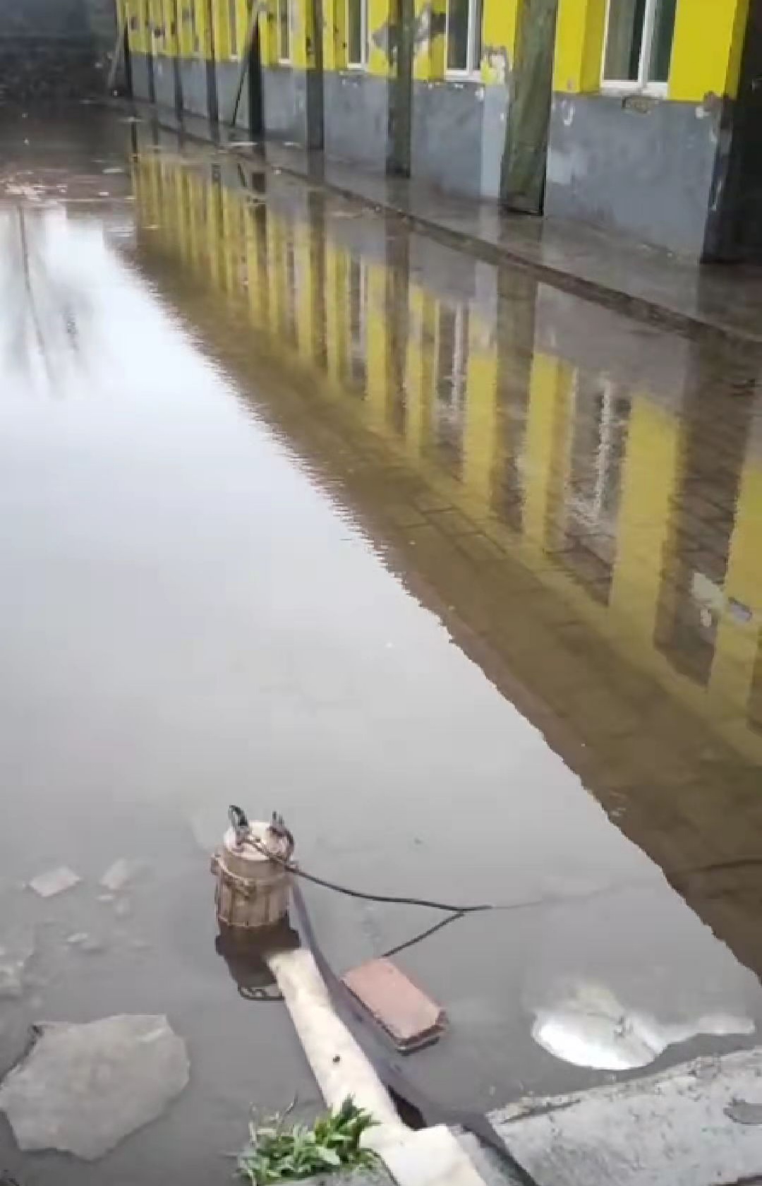 洪灾过后 让孩子们重新奔跑在绿茵场上 洪灾过后 让孩子们重新奔跑在绿茵场上