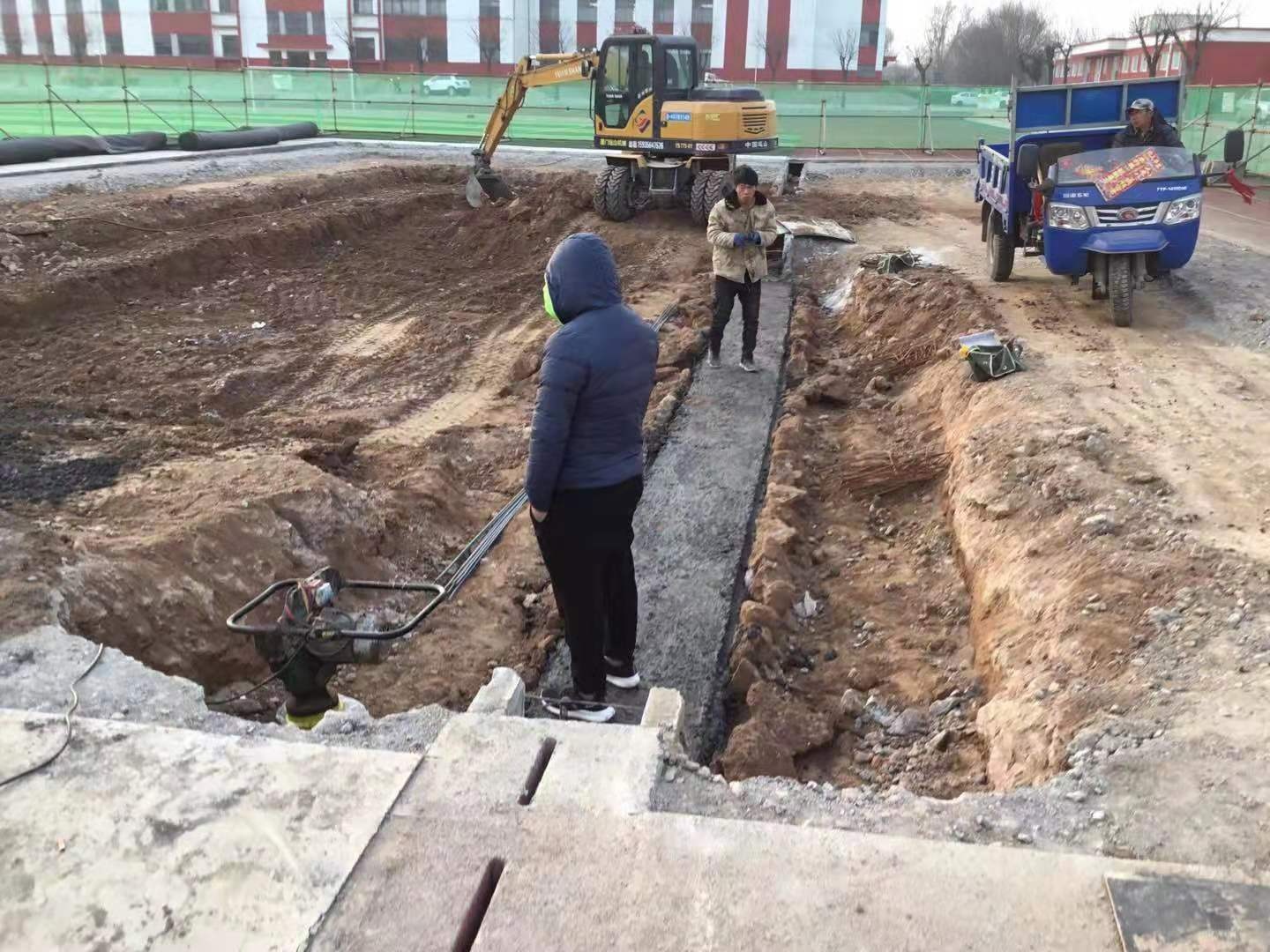 洪灾过后 让孩子们重新奔跑在绿茵场上 洪灾过后 让孩子们重新奔跑在绿茵场上