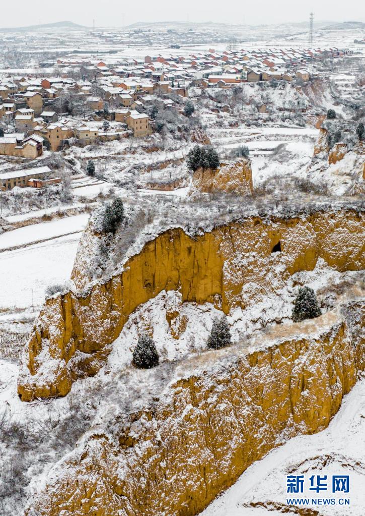 飞阅中国航拍太行山村雪景银装素裹似水墨画