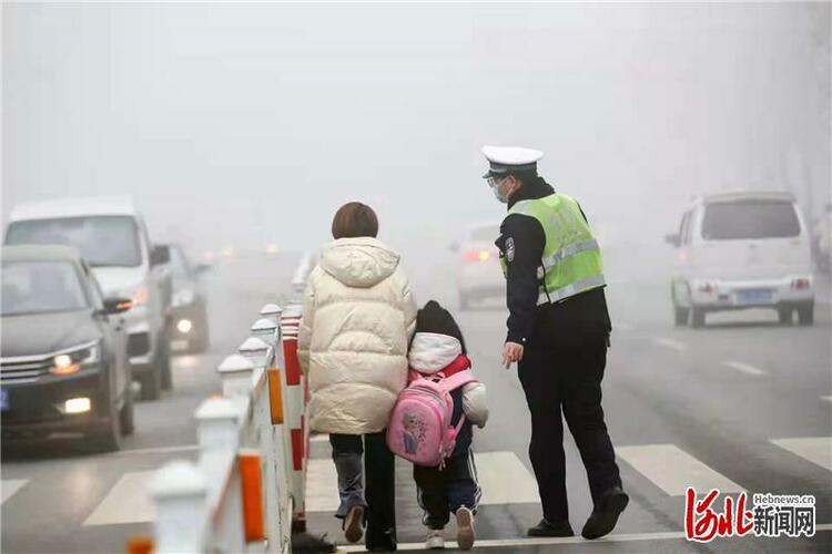 河北平乡：交警雾天保畅通