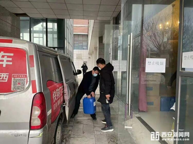 （转载）爱心企业向泾河新城捐赠1000斤消毒液