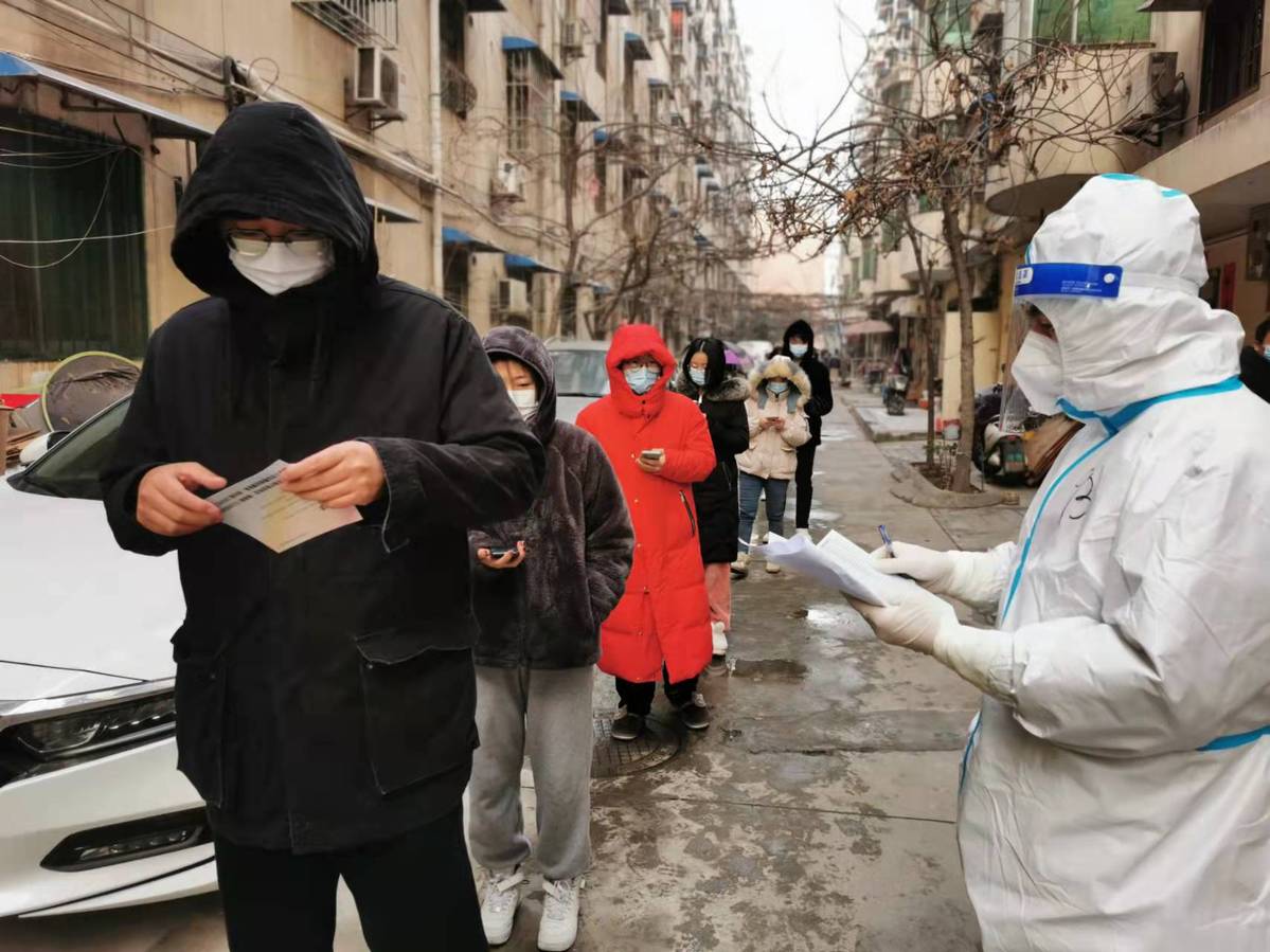 (转载)小小服务保障卡 居民生活就靠它 防疫专班为南窑头社区群众发放3万张疫情防控服务保障卡