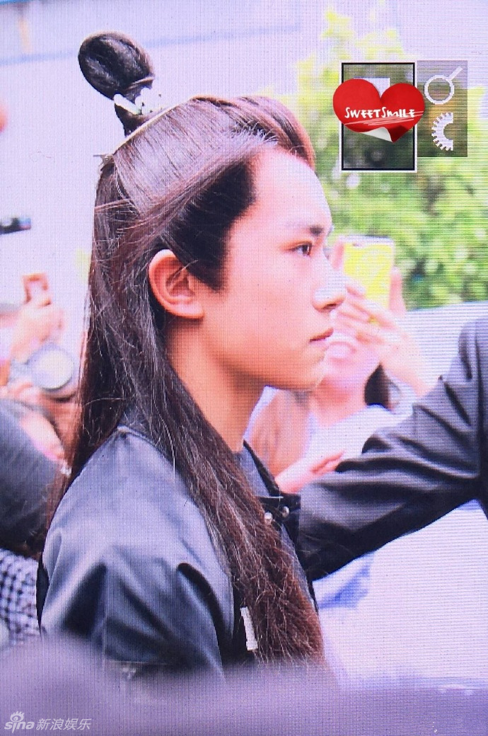 新浪娱乐讯 TFBOYS易烊千玺今日正式加入《思美人》剧组,少年屈原造型文质彬彬。易烊千玺生于湖南怀化,身上流淌楚文化基因,与剧中年少诗名传天下的少年屈原分外契合。 相关新闻 《思美人》马可狂追张馨予 称赞易烊千玺(组图)《妈妈是超人》定档 高颜值董洁顶顶母子呼声高鹿晗杨幂宋慧乔吴亦凡易烊千玺 明星校服照盘点董洁带儿子上真人秀 网友称顶顶与易烊千玺颇相似 新浪娱乐讯 TFBOYS易烊千玺今日正式加入《思美人》剧组,少年屈原造型文质彬彬。易烊千玺生于湖南怀化,身上流淌楚文化基因,与剧中年