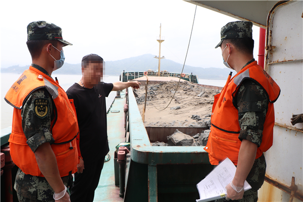 福建宁德海警一举查获4艘涉嫌非法倾倒废弃物船舶