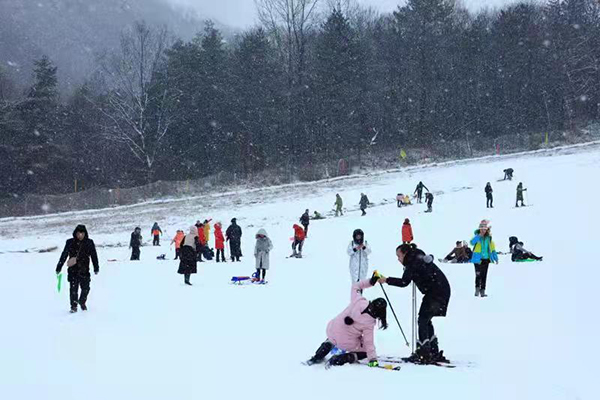 第七届四川光雾山冰雪季开幕_fororder_游客们雪地撒欢