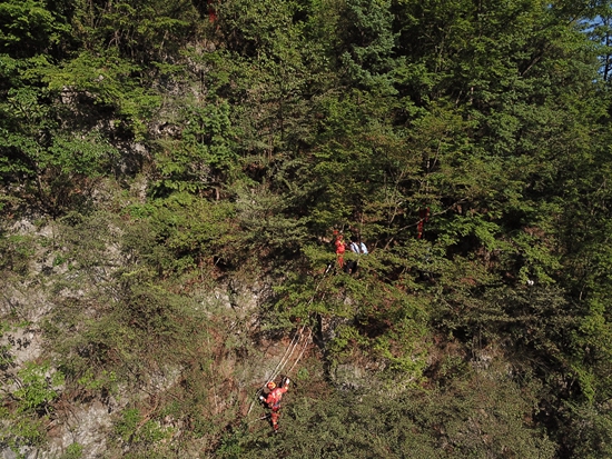 贵州赫章：男子被困百米悬崖 消防员惊险营救