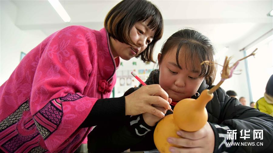 吉林省农安县民间艺人张雅兰为学生讲解葫芦画创作技法
