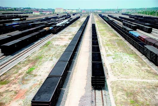 亚洲最大货运列车编组站日运万吨电煤 保障暑期用电