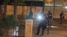 视频丨美国警察暴力执法 数百名媒体记者遭警方袭击