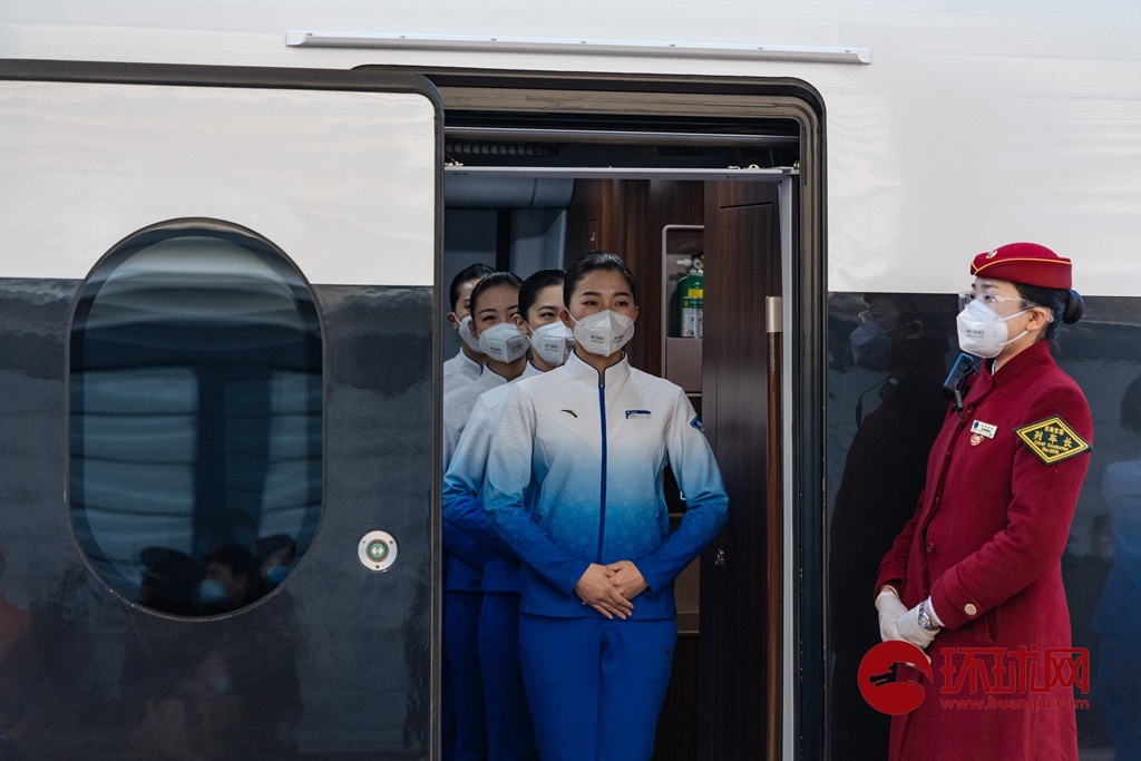 为了更好地服务于冬奥会,北京客运段从全段选拔了一批乘务员到京张