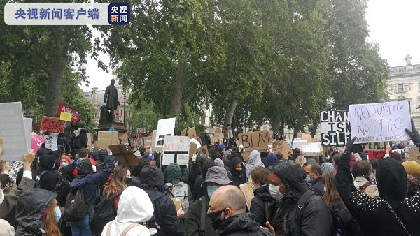 英国伦敦再次举行大规模反种族主义示威活动
