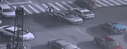 中国英雄交警全球走红 提前四分钟处置路面塌陷(组图)[6]- 中国日报网