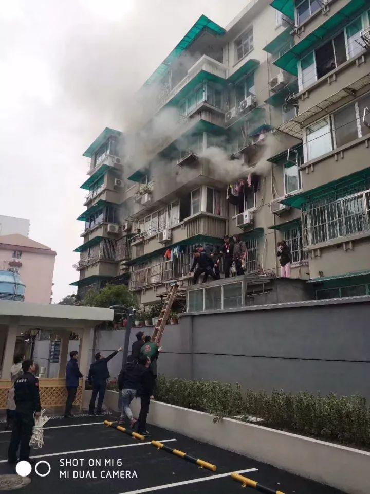 浙江一居民楼发生火灾 系女子用吹风机吹内裤导致