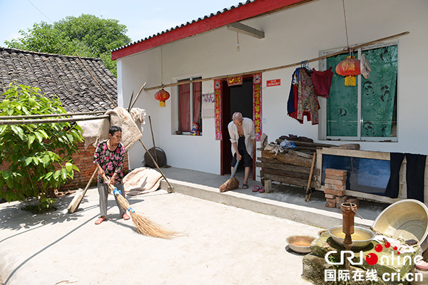 图片默认标题_fororder_大邑县蔡场镇万石社区17社精准扶贫户高素英便和老伴的新家（大邑县委宣传部供图）