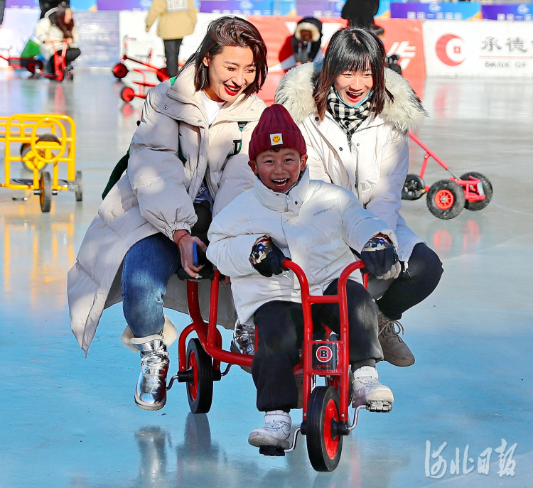 河北:投入冰雪世界 乐享假日生活
