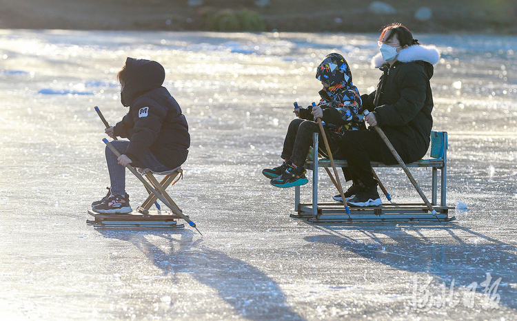 河北:投入冰雪世界 乐享假日生活