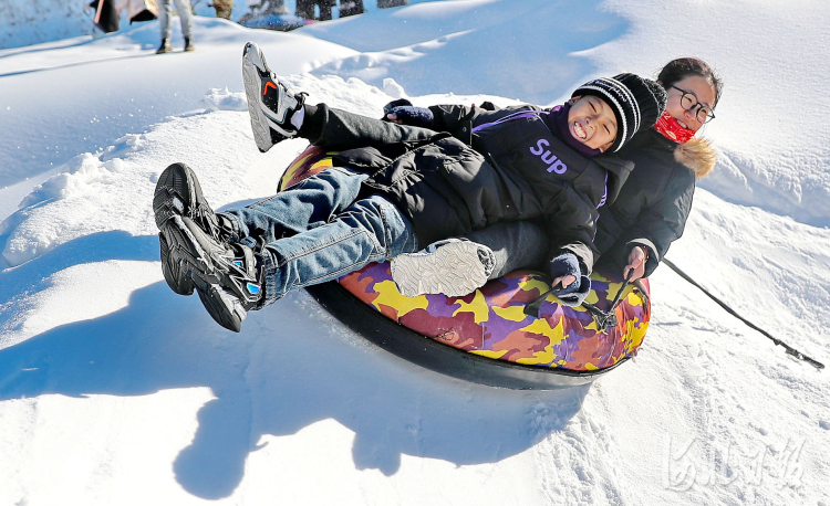 河北:投入冰雪世界 乐享假日生活