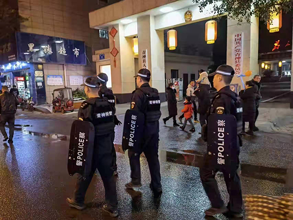 眉山青神公安:新年开局昂斗志 坚守一线护平安_fororder_青神公安正在街面开展巡逻--供图-青神县公安局