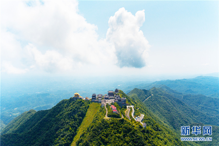 湖北随州市西南部的大洪山横卧江汉,蜿蜒荆襄,素有"楚北第一峰"之称.