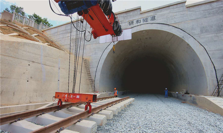 中老铁路国内玉磨段铺轨通过第一座隧道