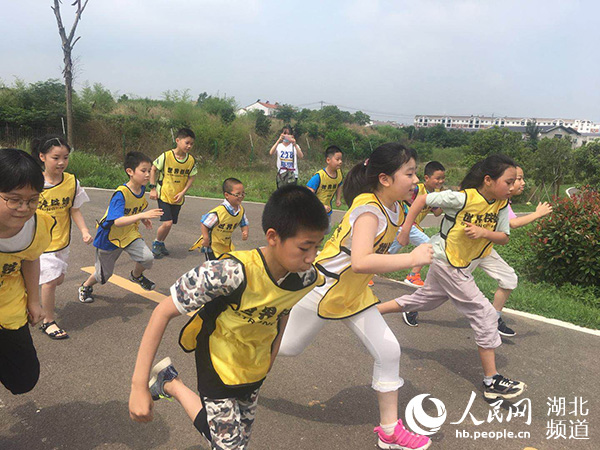 疫后首场世界铁娃马拉松在武汉仓埠古镇试跑