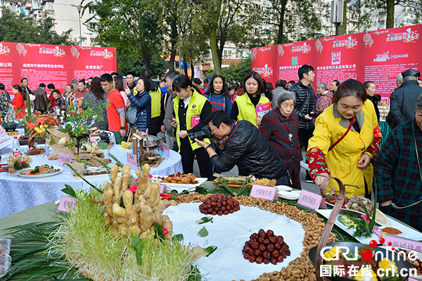 图片默认标题_fororder_美食展台人来人往（摄影-廖志全）