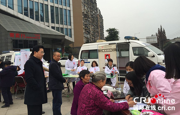 图片默认标题_fororder_大邑名医义诊（大邑县卫计局-供图）