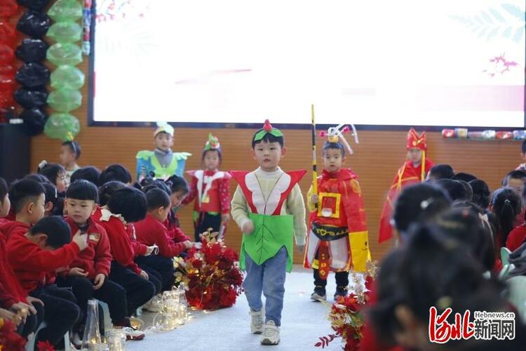 石家庄市裕华区第六幼儿园举行迎新年穿新衣环保时装秀