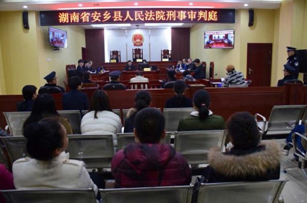 地产商在法官车底装GPS跟踪 偷拍其与有夫之妇开房