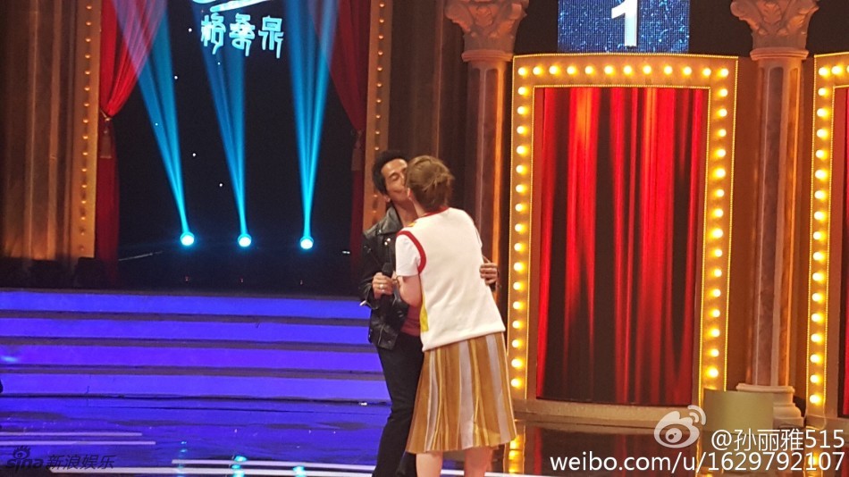 齐秦携小24岁娇妻综艺首秀 热吻秀恩爱(图)