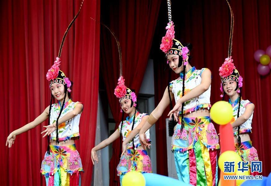 7月9日，來自重慶的學(xué)生在開營儀式上表演節(jié)目《俏花旦》。當日，第三屆海峽兩岸岳飛文化夏令營在臺南開營，來自大陸的51名師生將與臺灣師生展開為期七天的主題交流。新華社記者 朱祥 攝