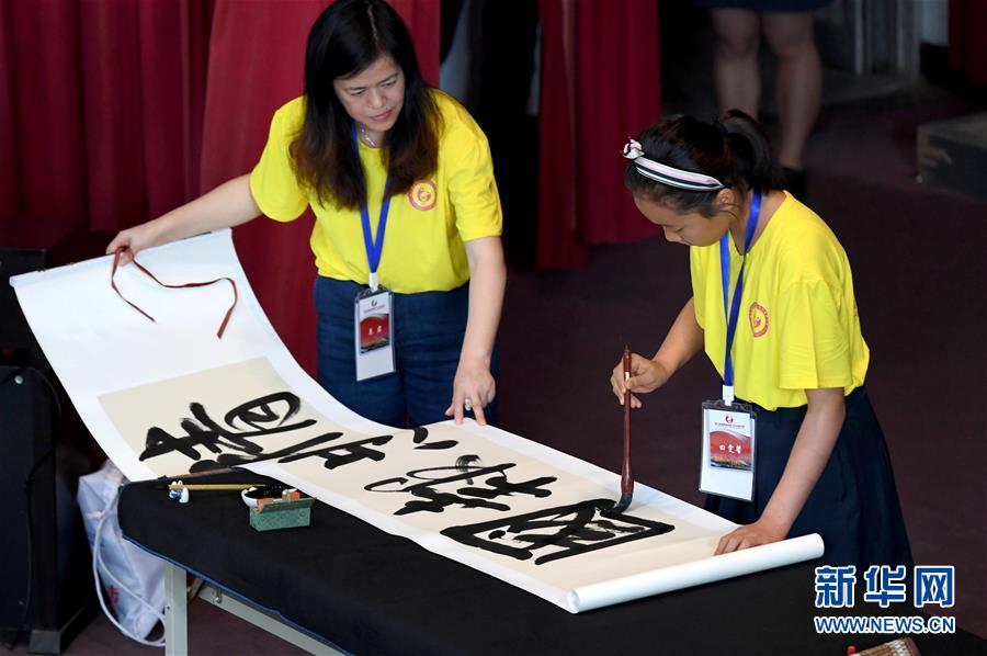 7月9日，一名學(xué)生在開營儀式上進行書法展示。當日，第三屆海峽兩岸岳飛文化夏令營在臺南開營，來自大陸的51名師生將與臺灣師生展開為期七天的主題交流。新華社記者 朱祥 攝