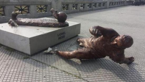 梅西雕像在阿根廷又恶意被毁:砍断双腿碎片一地