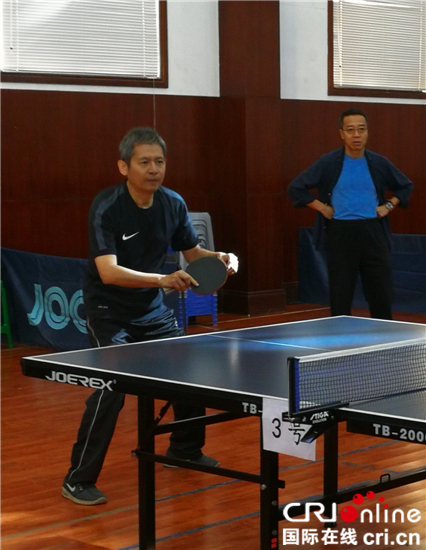 中国驻肯尼亚大使馆参赞王学政(左)为比赛开球(潘忠明 摄)