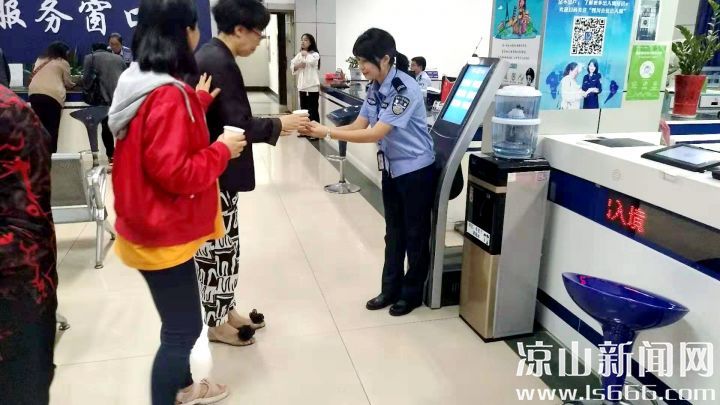 （转载）德昌县公安局出入境大队贴心便民服务在行动