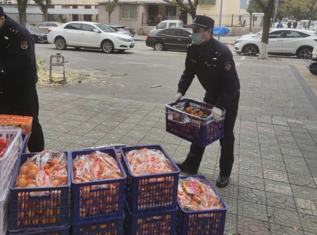 【原创 宁波合作稿 推城市频道】宁波市综合行政执法局:冲锋在前 不胜不归 【原创 宁波合作稿 推城市频道】宁波市综合行政执法局:冲锋在前 不胜不归_fororder_帮助隔离群众搬运生活物资 供图 宁波市综合行政执法局