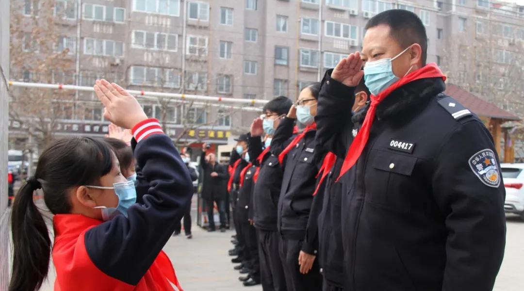 (原创)警察节:石家庄桥西警方走进雷锋小学组织开展宣讲展示活动_fororder_5_看图王
