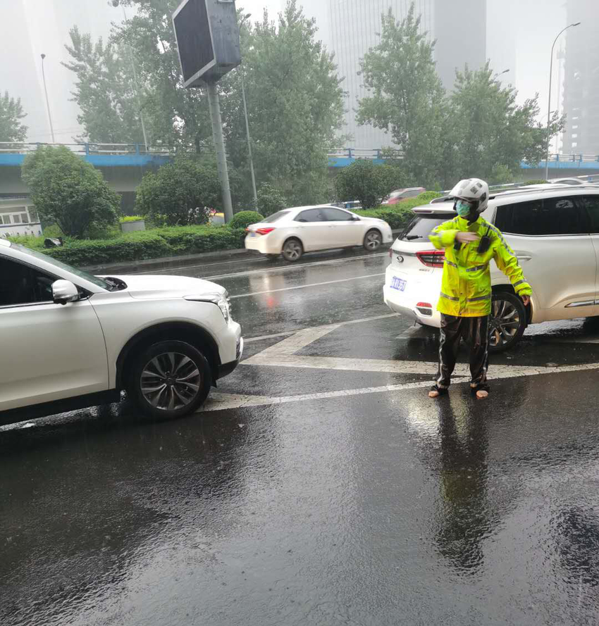 （有修改）【B】重庆连降暴雨 渝中民警雨中坚守护平安