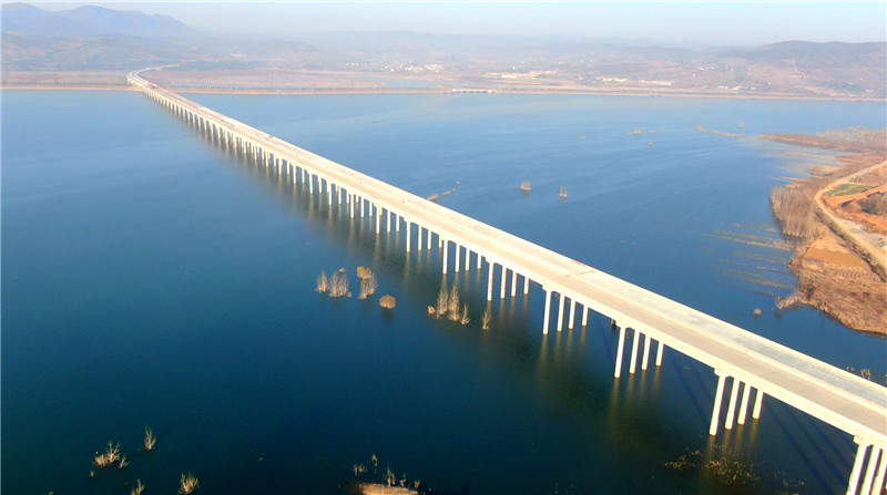 渑淅高速公路控制性工程——张湾特大桥全线贯通_fororder_张湾特大桥 (2)
