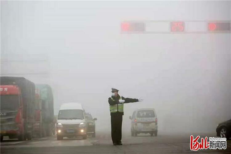 河北平乡:交警雾天保畅通