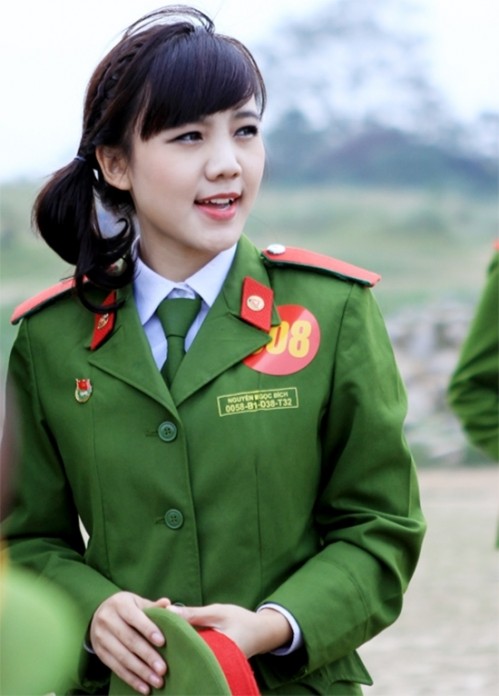 越南女兵穿新式军服大拍靓照