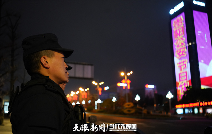 贵阳上演“告白”灯光秀 致敬中国人民警察