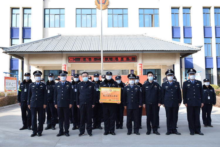 渭南公安机关多种方式庆祝第二个中国人民警察节_fororder_1.10日疫线送奖