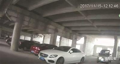 车主限量款奔驰轿跑轮胎被盗 二手网站巧遇窃贼