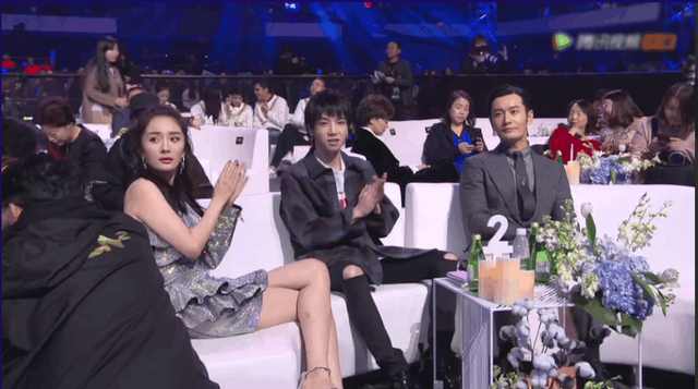 杨幂送花黄晓明华晨宇 星光大赏不断比心超可爱