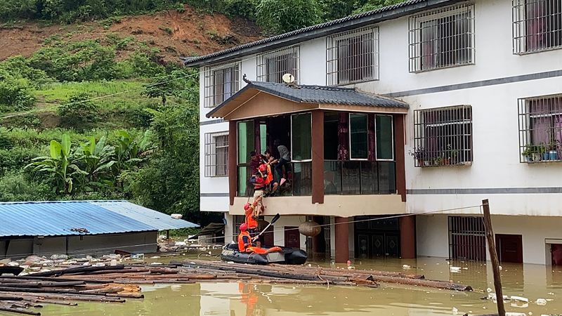贵州铜仁：强降雨导致村庄内涝  消防救援被困村民