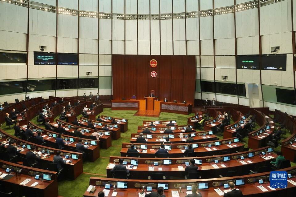 香港特区第七届立法会举行首次会议 国徽区徽首次同时亮相会议厅