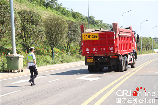 【CRI专稿 列表】重庆交巡警整治运渣车显成效：逾两月查违超1.5万件