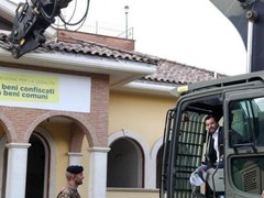 意大利副总理萨尔维尼下令关闭一难民收容中心