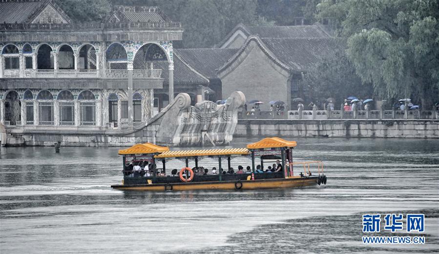 北京：雨中颐和园
